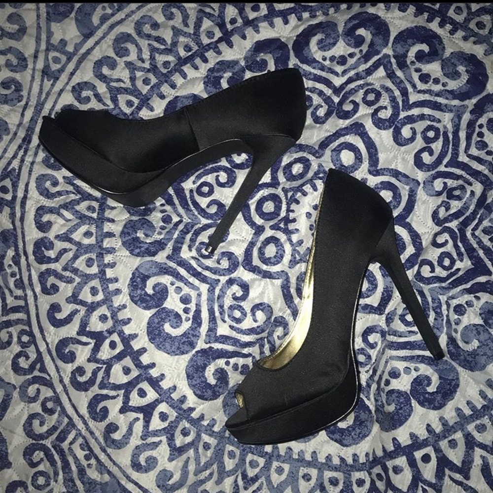 BLACK HEELS